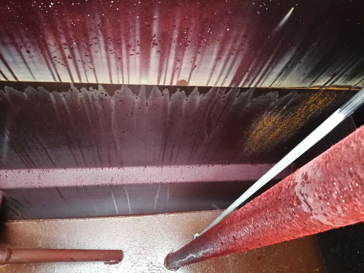 生锈的消防车罐体 生锈的消防车罐体